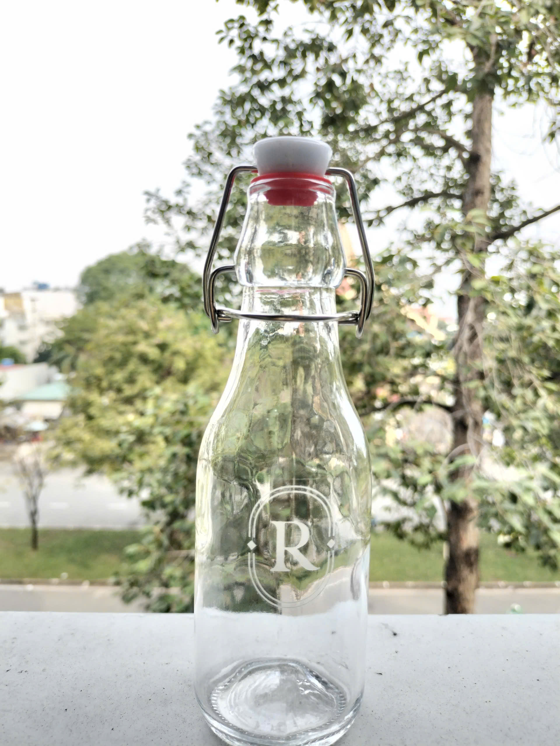 in logo trên chai thủy tinh